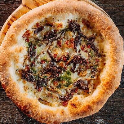 Пицца с щечками и вешенками Премиум в Перчини на огне по цене 380