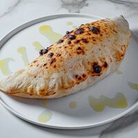 Пицца Кальцоне с грибами, окороком и моцареллойв Romano