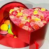 Подарочная коробка с кустовыми розами и макарунсамив Дарите красиво по цене 10499