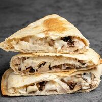 Кесадилья с курицей и грибами в Hello Pizza