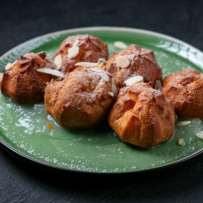 Профитроли с заварным кремом и соусом из дыни в Corner Grill по цене 450 ₽