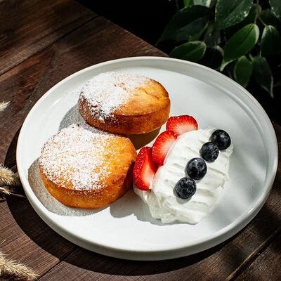 Домашние сырники с ягодой и сметаной в Грин по цене 460 ₽