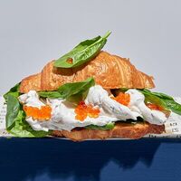 Круассан с крем-чизом и красной рыбой в GASTROFISH