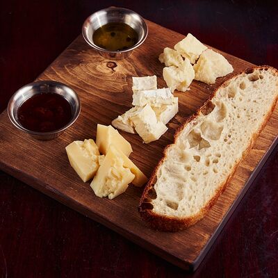 Ассорти сыров в Lions Head по цене 990 ₽