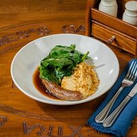 Колбаска говяжья с пюре в Big Jim’s Pub