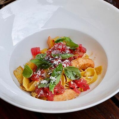 Тальятелле с лососем и фисташками в Беллуччи по цене 590