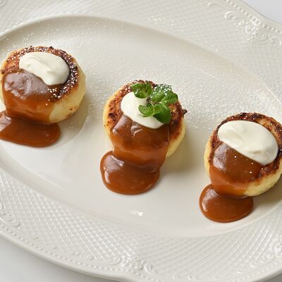 Нежные творожные сырники со сметаной и соленой карамелью в Болконский по цене 528 ₽