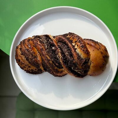 Булочка с маком в Zanoza Kруассантерия по цене 300 ₽