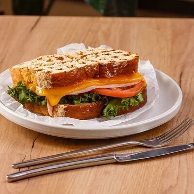 Сэндвич на бриоши с ветчиной и сыром в THE ZAVTRAK по цене 610 ₽