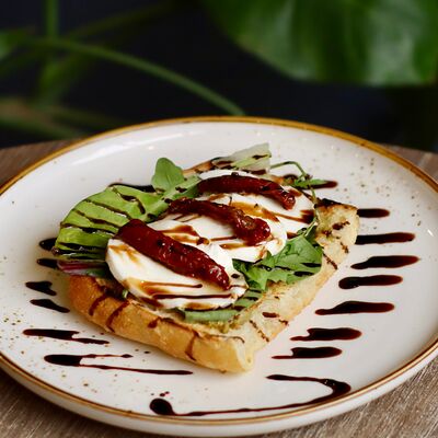 Брускетта с песто, моцареллой и вялеными томатами в Локация кофе по цене 520 ₽