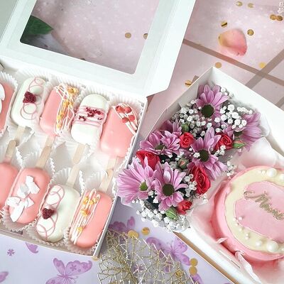 Набор бенто с цветами +10 чизкейками, топпером мамев Чародейка сладостей по цене 5390 ₽