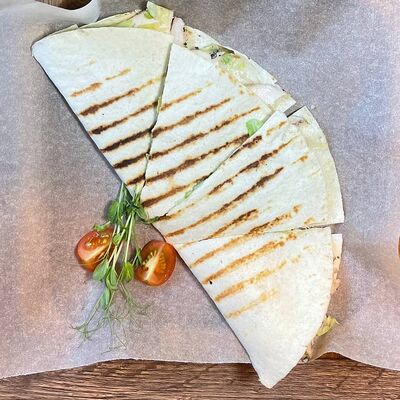 Кесадилья с курицей в Cubby Bar по цене 380 ₽