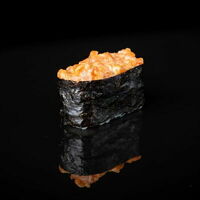 Гункан с лососем в Sushiman