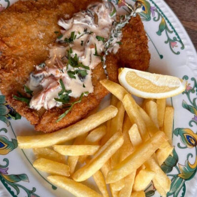 Шницель Венский с фри и грибным соусом в Поль Бейкери по цене 855 ₽