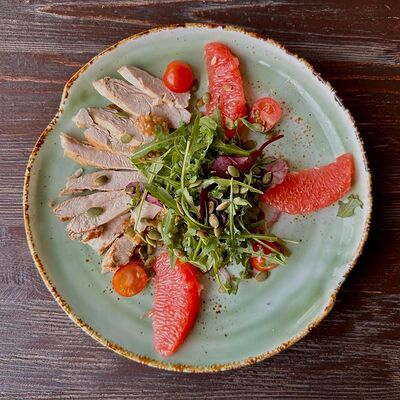 Салат с индейкой и грейпфрутом в Браухаус Альтштадт по цене 620 ₽