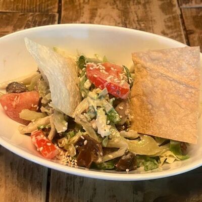 Салат куриный с овощами в соусе Гамадари в Billy McDaniel по цене 240 ₽