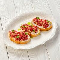 Брускетта с тартаром из тунца в Пармезан