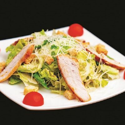 Салат Цезарь с курицей в Статус по цене 470 ₽