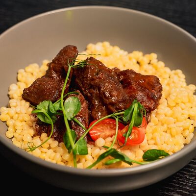 Паста Птитим с Говяжьими щечками в Harats pub по цене 850 ₽