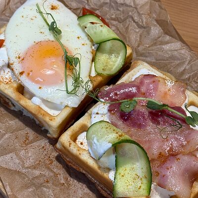 Вафля с беконом, яйцом пашот и соусом дорблюв Общепит по цене 390 ₽