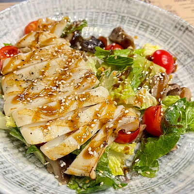 Салат кальмары с шиитаке в Romero steak по цене 580 ₽