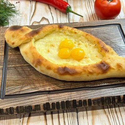 Хачапури авторское с перепелиным яйцом в Тут харчо по цене 659 ₽