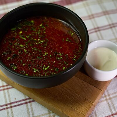 Борщ с говядиной и сметаной в BBQ Bar по цене 400 ₽