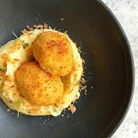 Котлета по-киевски с картофельным пюре и луком фрив u.bistro