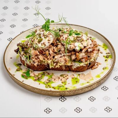 Тост с курицей, овощами и греческим соусомв Selfish по цене 700 ₽