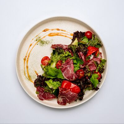 Салат с ростбифом и печеным перцем под фирменным соусомв Каспий по цене 737 ₽