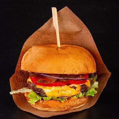 Бургер №1 в MOS Lounge & Bar по цене 680 ₽