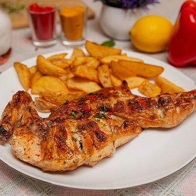 Полцыплёнка с картофелем по-деревенски в Паприка по цене 790 ₽