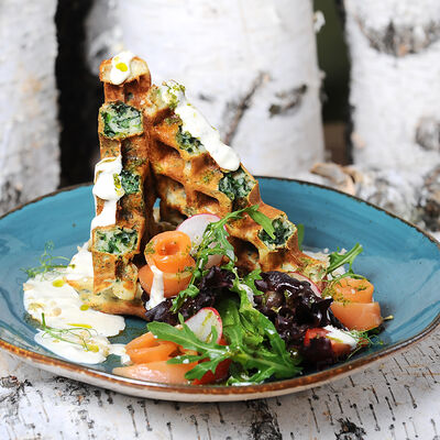 Бельгийская вафля со шпинатом, лососем, соусом дорблю в ФедяДичь по цене 790 ₽