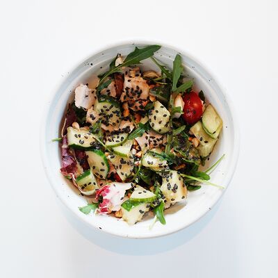 Салат с копченой курицей и битыми огурцами в Coffee Dream по цене 470 ₽