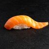 Суши с копченым лососем в Веселый Самурай Sushi Premium по цене 140