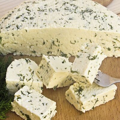 Адыгейский фермерский сыр с зеленью в Зелёный Домик по цене 280 ₽