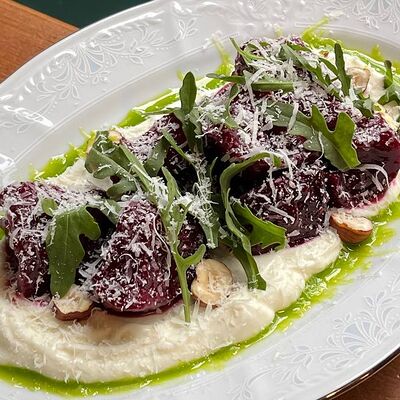 Вяленая свекла с брусничным соусом, пармезаном и фундуком. в Gonzo по цене 570 ₽