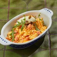 Скрембл с лососем и кремом из сыра рикотта в Двор Помидор