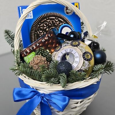 Новогодняя подарочная корзина №4 в Buketonline - Съедобные букеты и клубника в шоколаде по цене 4389 ₽