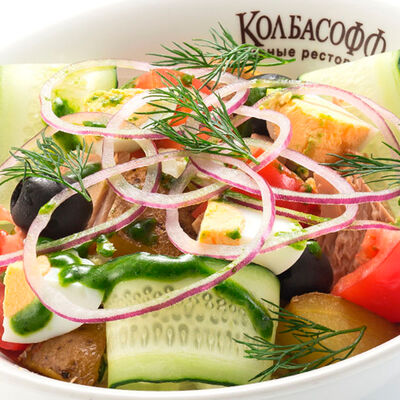 Салат с тунцом картофелем и овощами в Колбасофф по цене 155