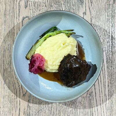 Томленые щечки с картофельным пюре в Сквер по цене 850 ₽