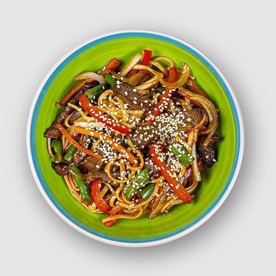 Говядина с лапшой удон в пикантном соусе в СУШИБОКС по цене 536 ₽