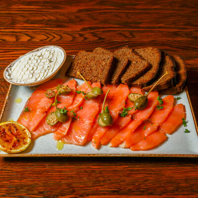 Лосось слабосоленый с бородинским хлебом в Таверна Фили Хаус по цене 890 ₽