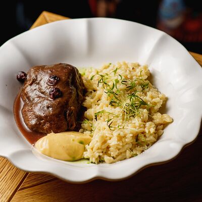 Говяжьи щечки с орзо и соусом демиглас со смородиной в Brera по цене 980 ₽