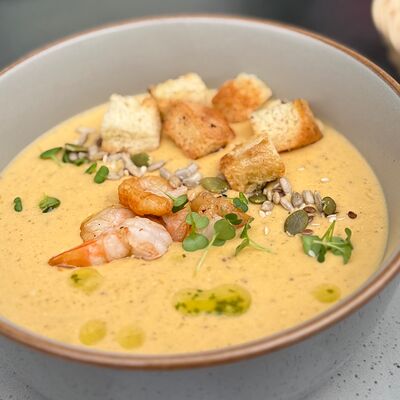 Тыквенный крем суп с креветкой и домашними крутонами с базиликом и зеленым маслом в Бульвар по цене 460 ₽