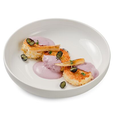 Хрустящие сырники с черничным йогуртом в Garden Coffee по цене 499 ₽