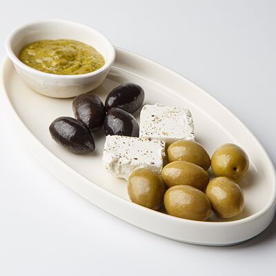 Оливки, маслины, сыр Фетав Avo kitchen & bar по цене 600 ₽