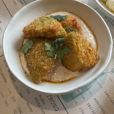 Хрустящее авокадо в ореховом соусе в Salva dor bistro по цене 310 ₽
