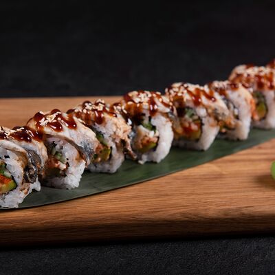 Ролл Дракон с крабом и угрем в Soju по цене 1025 ₽