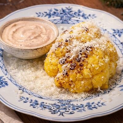 Цветная капуста с соусом тоннато и пармезаномв ROMO по цене 950 ₽